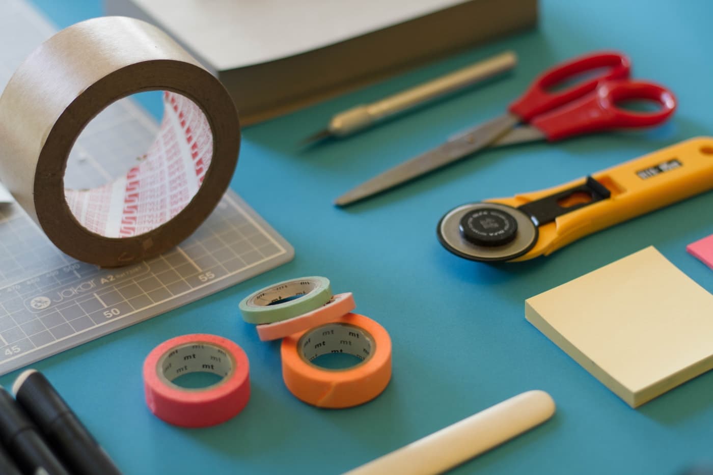 Kreativt arbejde med træ og materialer