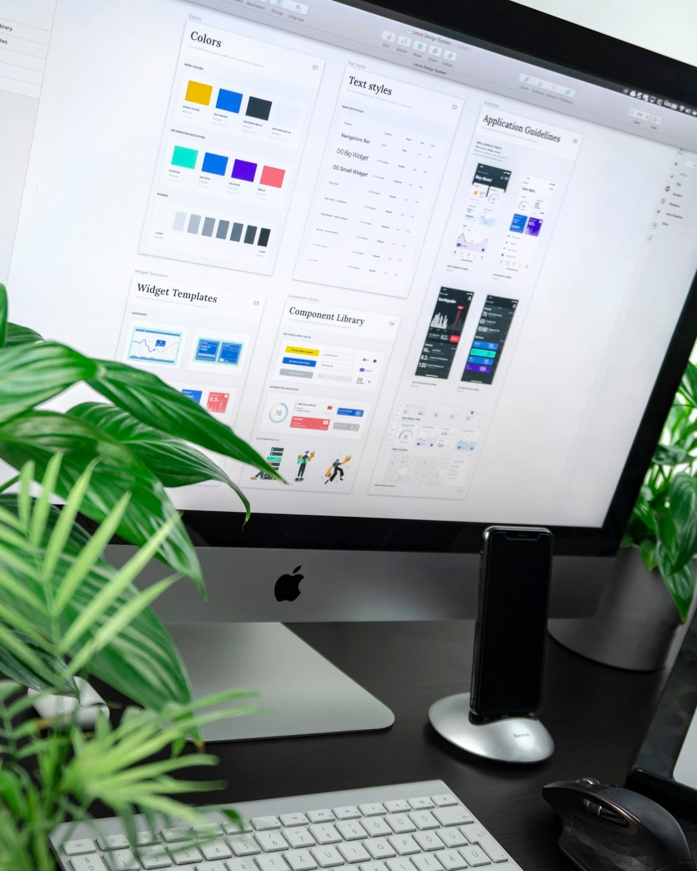 Arbejdsplads med skærm og webdesign